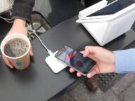 Apple Pay и NFC: плащане с iPhone на безконтактен терминал в кафене