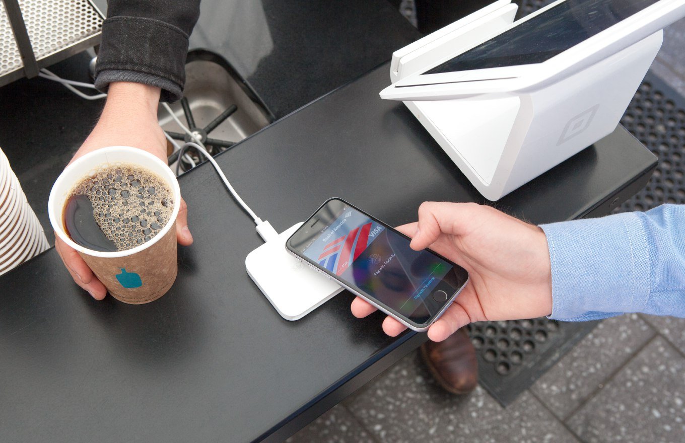 Apple Pay и NFC: плащане с iPhone на безконтактен терминал в кафене