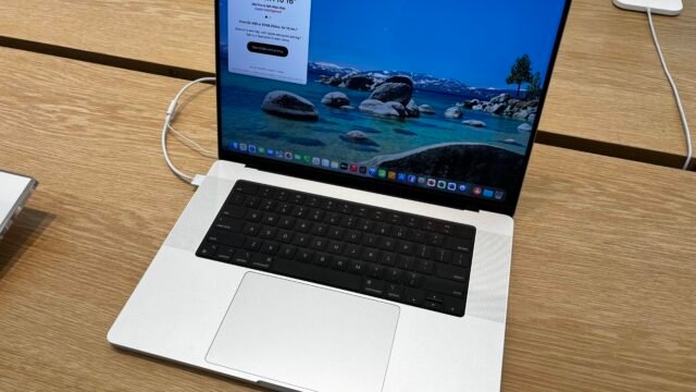 MacBook Pro 16 инча с чип M4 Pro на витрина – текущото поколение преди събитието Pro and tell