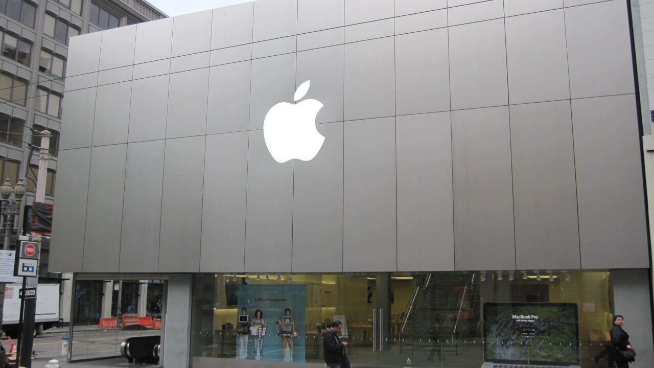 Фасада на магазин на Apple – спорът Epic срещу Apple за комисионните в App Store