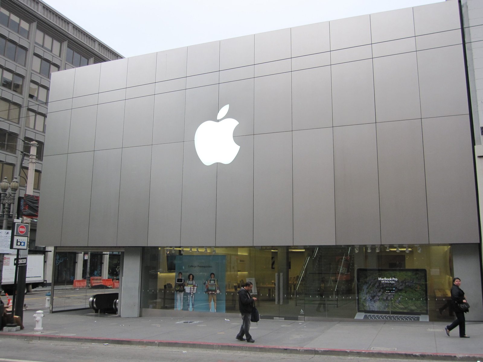 Фасада на магазин на Apple – iPhone държи 22% от световния пазар на смартфони през Q3 2026