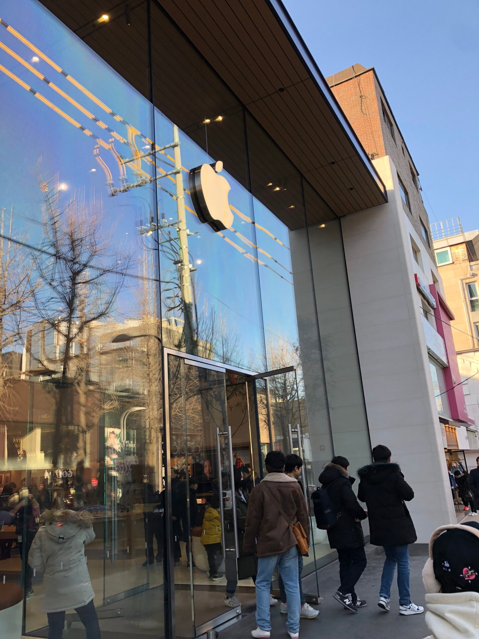 Входът на магазина Apple Garosugil в Сеул, Южна Корея