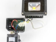 Датчик за движение към LED прожектор – основа на автоматизация при присъствие