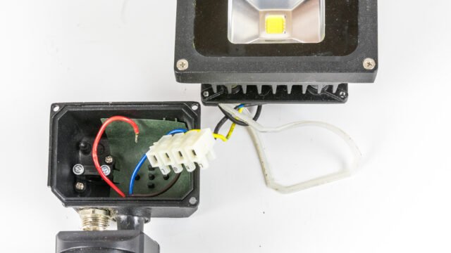 Датчик за движение към LED прожектор – основа на автоматизация при присъствие