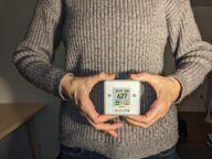 Уред за измерване на CO2 в стаята, който показва 627 ppm – основа за автоматизации по качество на въздуха