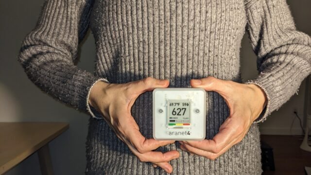 Уред за измерване на CO2 в стаята, който показва 627 ppm – основа за автоматизации по качество на въздуха