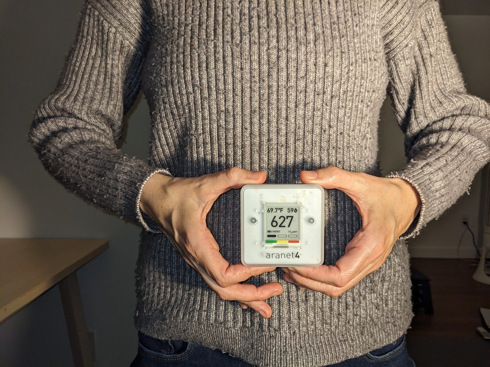 Уред за измерване на CO2 в стаята, който показва 627 ppm – основа за автоматизации по качество на въздуха