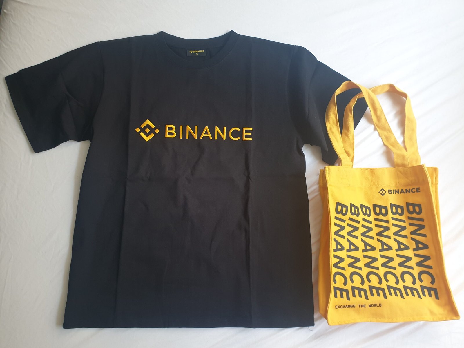Тениска и чанта с логото на криптоборсата Binance
