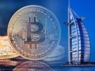 Монета биткойн на фона на Дубай