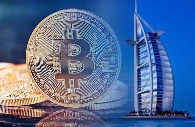 Монета биткойн на фона на Дубай