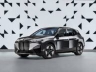 BMW iX Flow с E Ink боя, която променя цвета си