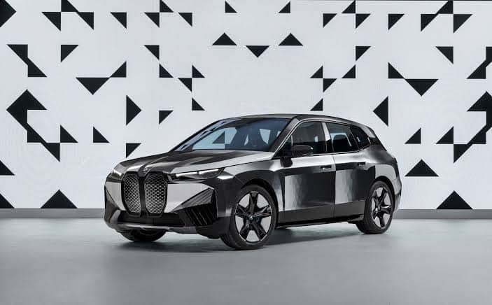 BMW iX Flow с E Ink боя, която променя цвета си