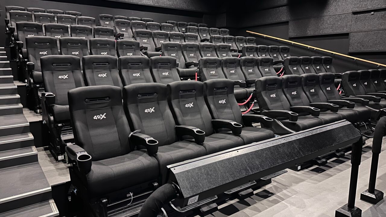 Празна кинозала с редове седалки 4DX – боксофисът през 2026 г. в САЩ върви с 20% над миналата година