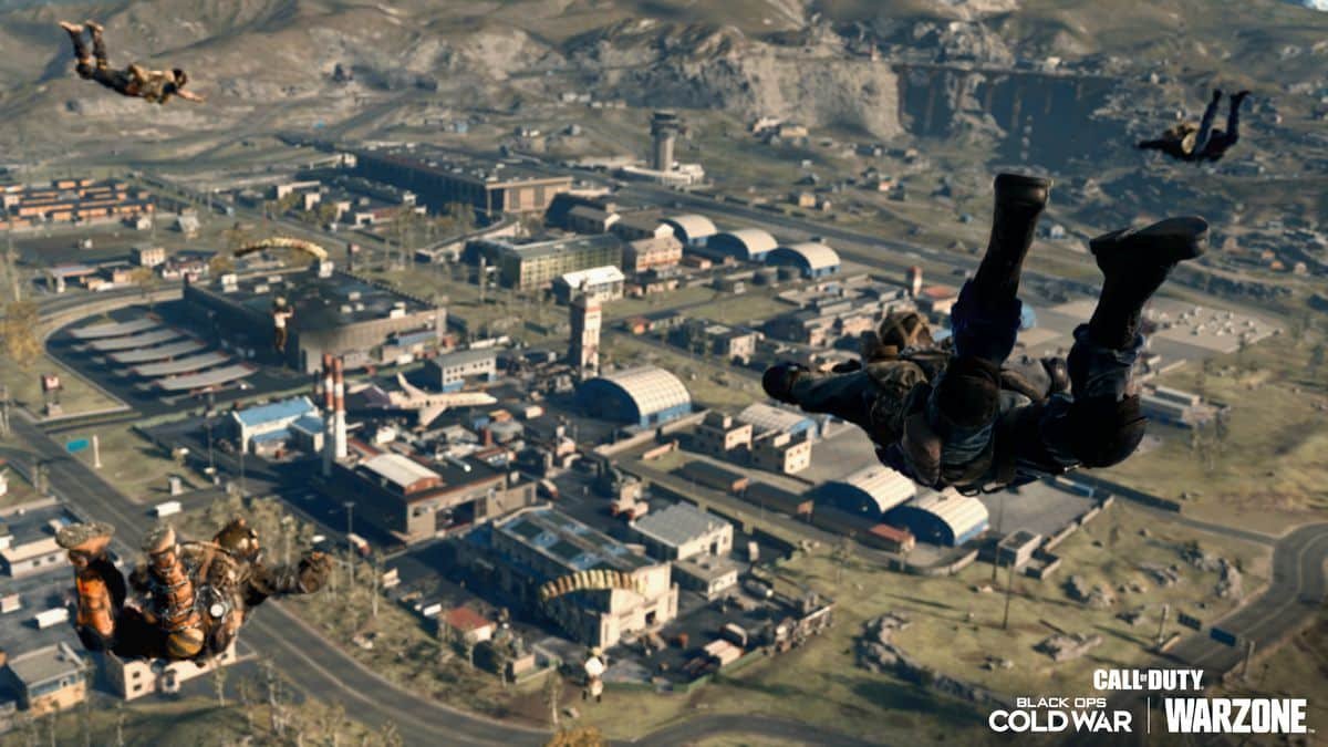 Парашутисти над картата Verdansk в Call of Duty Warzone