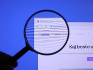 Лупа над началната страница на уебсайта на Canva – платформата пусна собствения си AI модел за изображения Craft