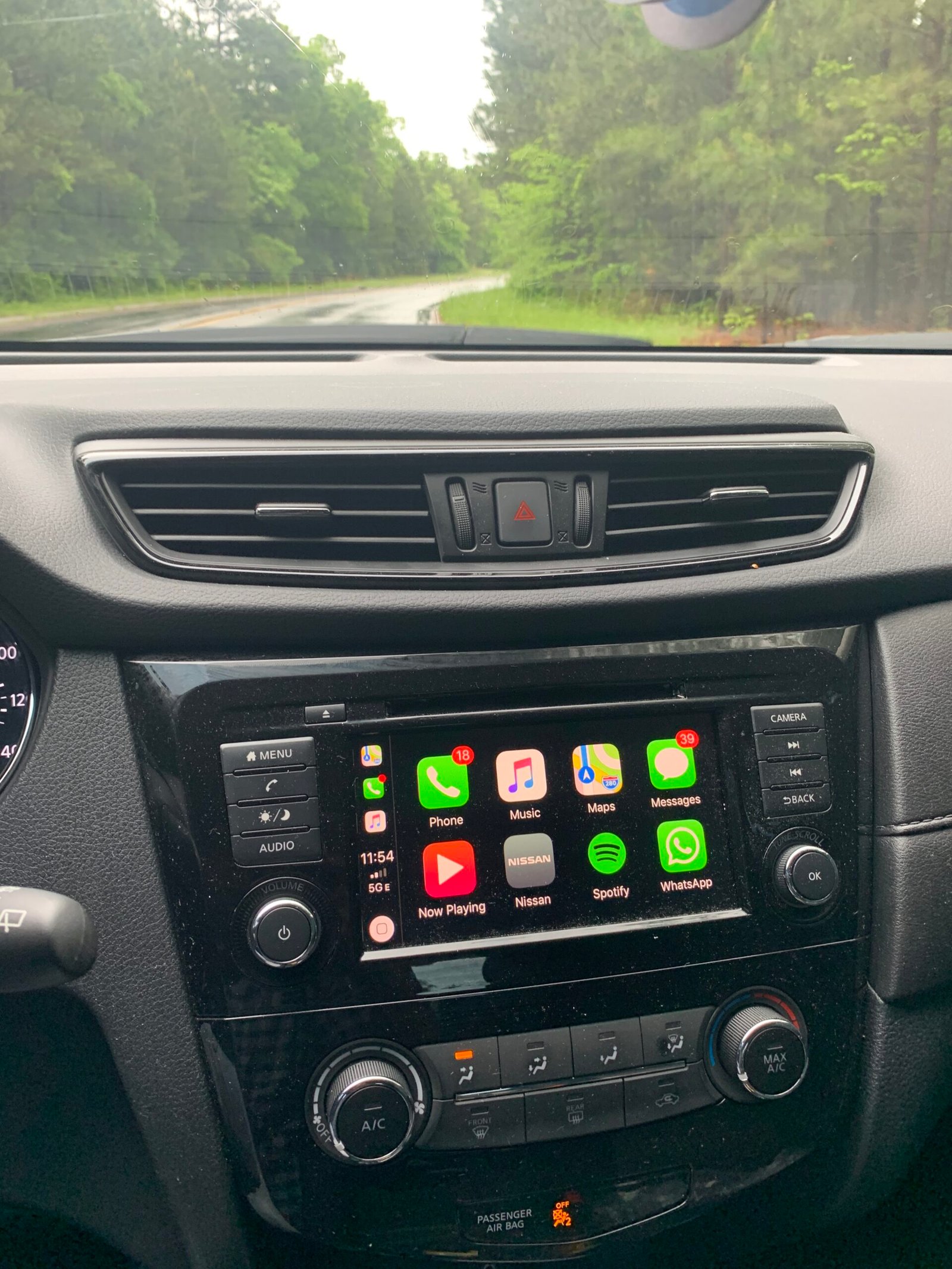 Табло на Nissan Qashqai с Apple CarPlay и иконата на Maps