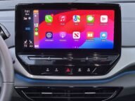 Начален екран на Apple CarPlay на дисплея на Volkswagen ID.4 – CarPlay в iOS 27 получава нови функции