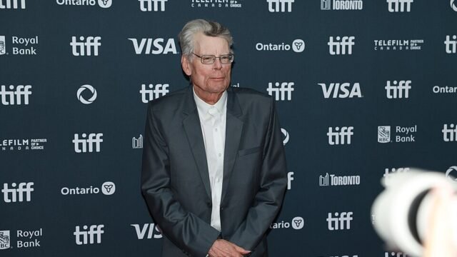 Писателят Стивън Кинг, автор на романа Carrie, на червения килим на фестивала в Торонто през 2024 г.