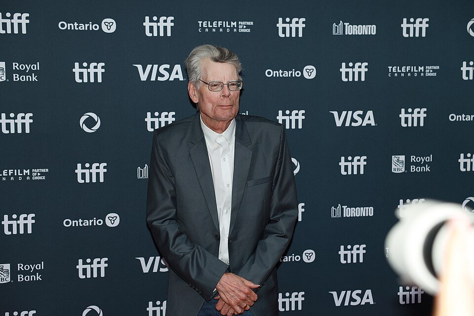 Писателят Стивън Кинг, автор на романа Carrie, на червения килим на фестивала в Торонто през 2024 г.