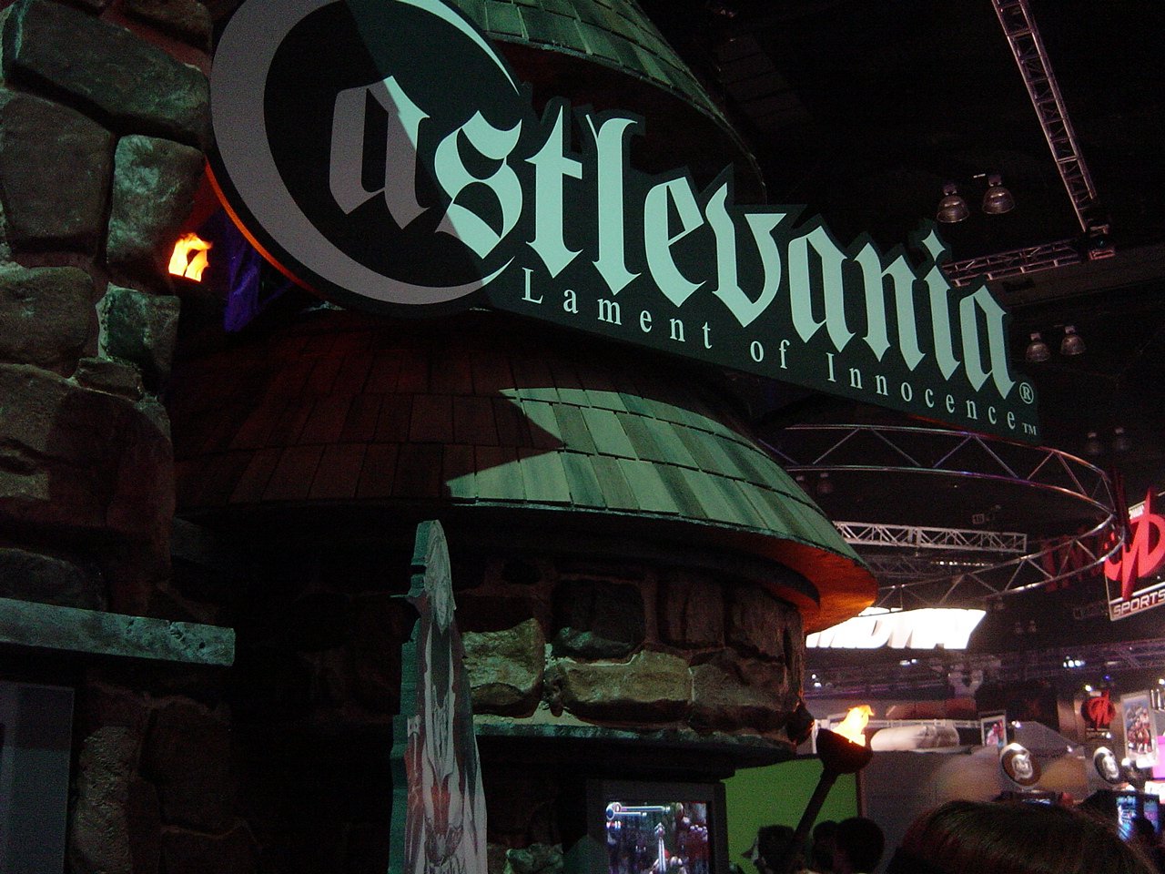 Щанд на Castlevania: Lament of Innocence на изложението E3 през 2003 г. – архивна снимка от поредицата, към която принадлежи Castlevania: Belmont’s Curse