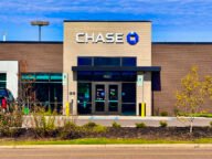 Фасада на клон на банката Chase с логото над стъклен вход в Ноксвил, Тенеси