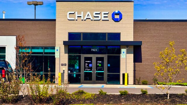 Фасада на клон на банката Chase с логото над стъклен вход в Ноксвил, Тенеси