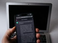 Приложението ChatGPT, отворено на смартфон пред лаптоп – с iCloud плъгините ChatGPT вече стига до пощата и календара