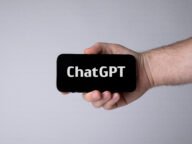 Ръка държи смартфон с надпис ChatGPT – делото срещу OpenAI е за съвети за лекарства