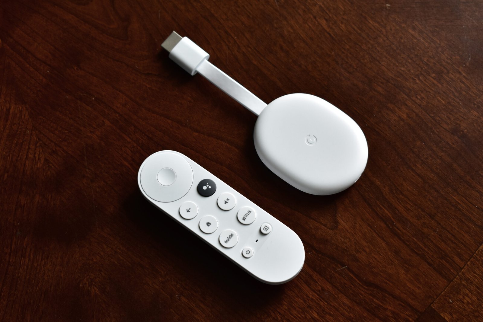 Chromecast with Google TV и дистанционното му на маса