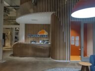 Входът на офис на Cloudflare с логото на компанията