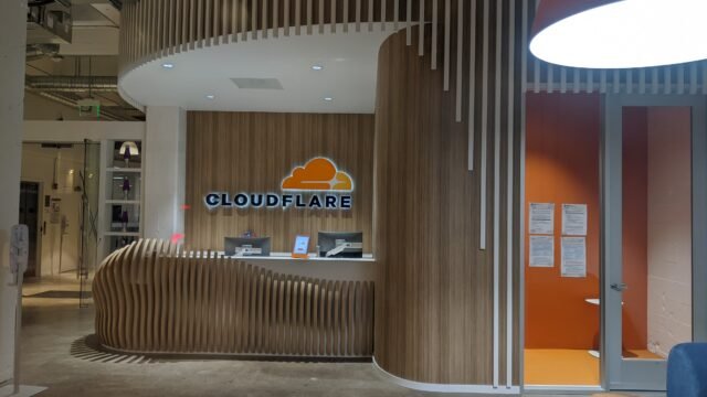 Входът на офис на Cloudflare с логото на компанията