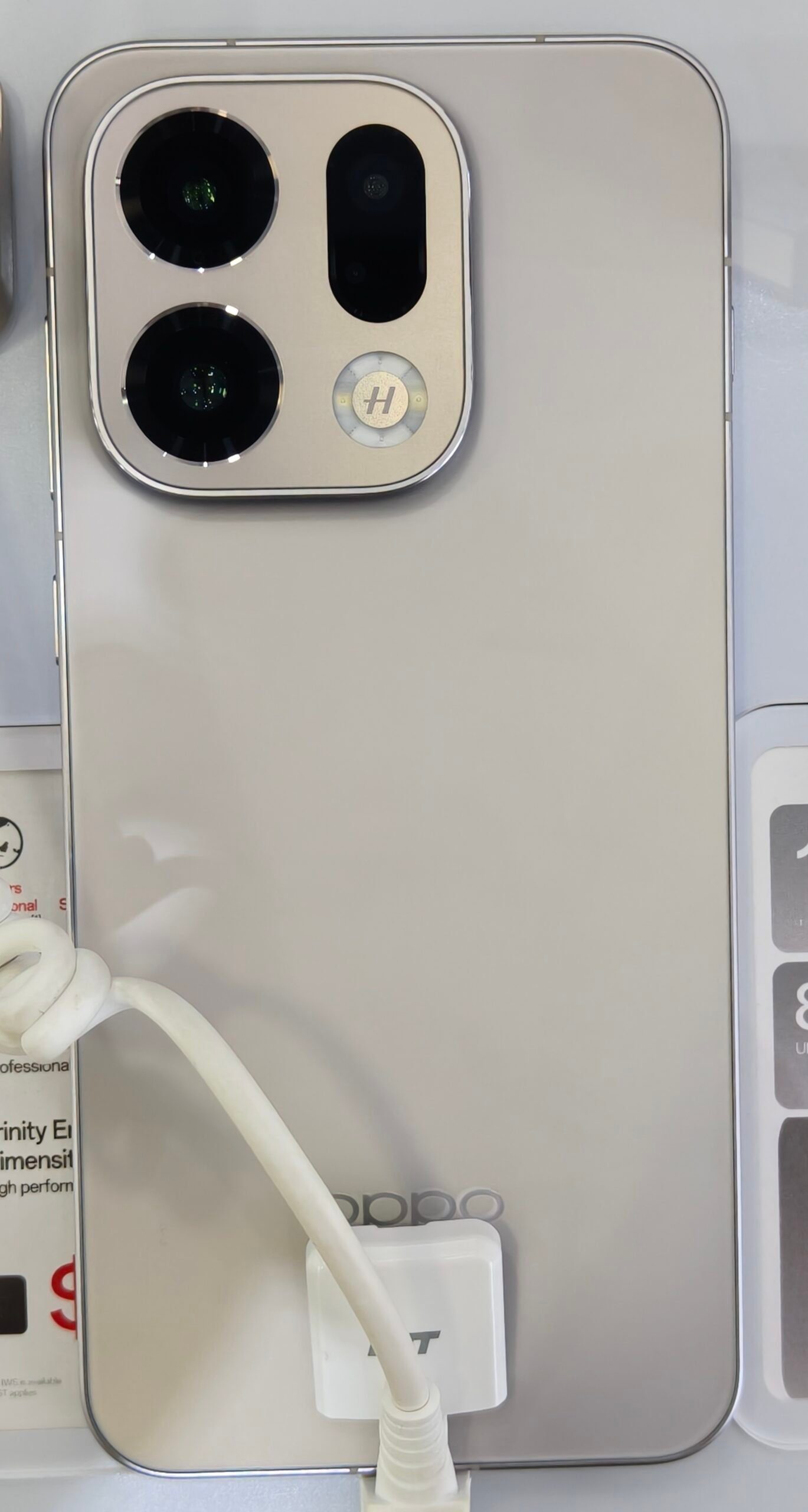 Oppo Find X9 Titanium Grey отзад с камерата Hasselblad