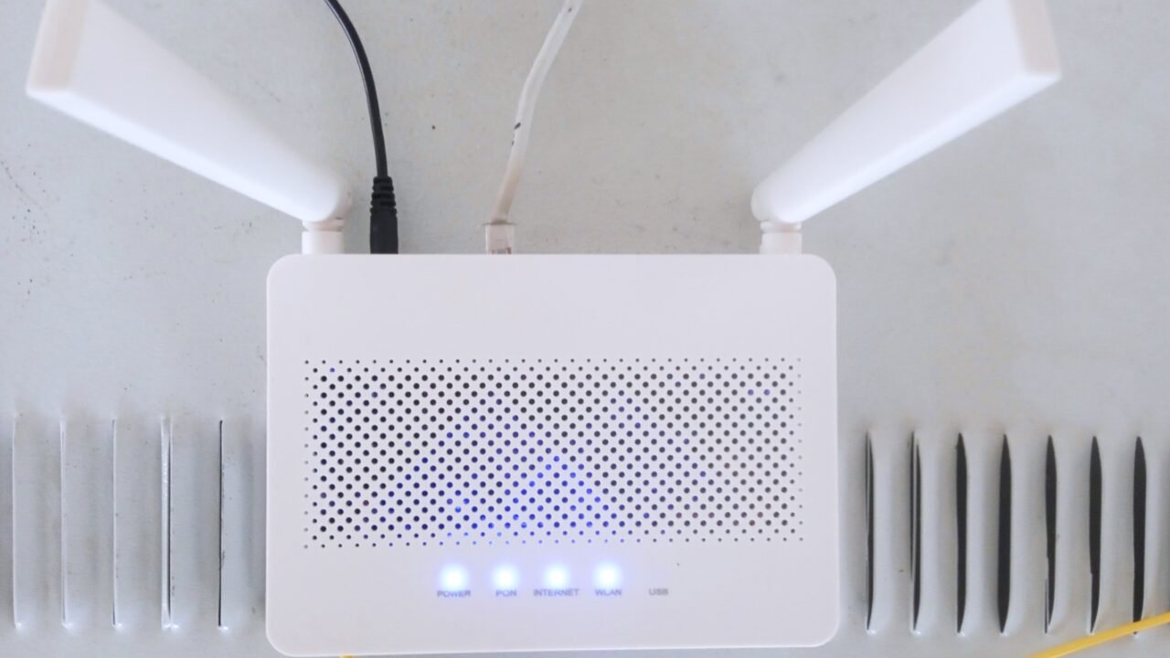 Wi-Fi рутер с включени индикатори – основата на защитата на умния дом според Cyber Resilience Act