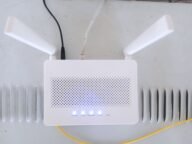 Wi-Fi рутер с включени индикатори – основата на защитата на умния дом според Cyber Resilience Act