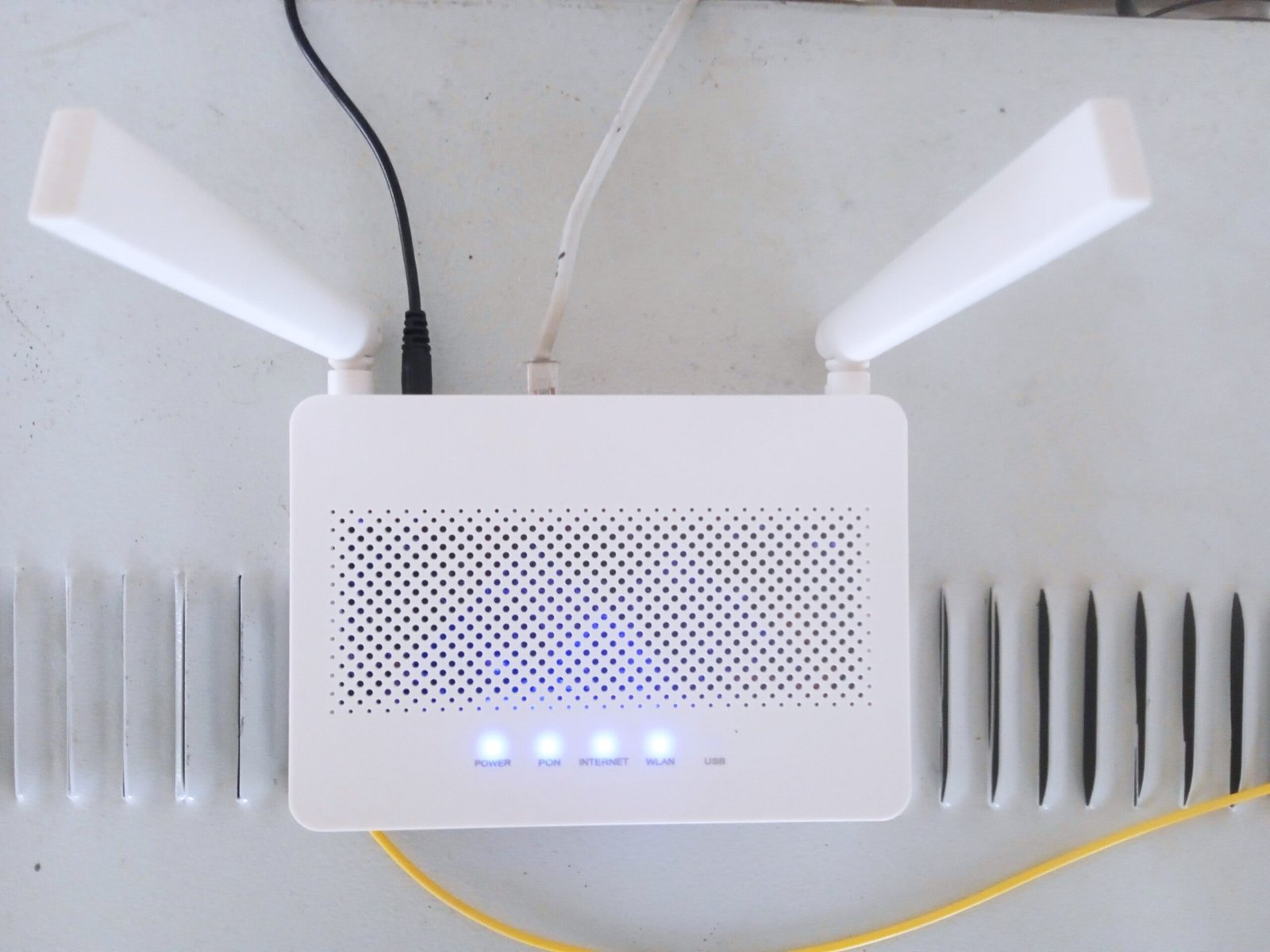 Wi-Fi рутер с включени индикатори – основата на защитата на умния дом според Cyber Resilience Act