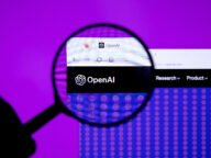 Логото на OpenAI в браузър, увеличено с лупа