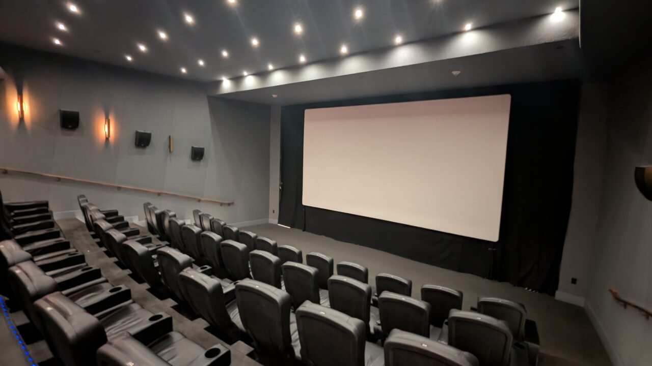 Киносалон с голям екран и седалки