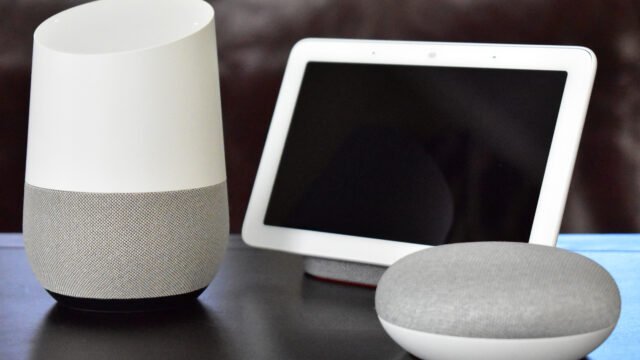 Колона Google Home, смарт дисплей Google Home Hub и Google Home Mini на маса – устройства, които цялото семейство ползва в умния дом