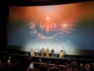 Екипът на „Дюн: Част трета“ на сцена пред екран с логото на филма при представяне на трейлър през март 2026 г.