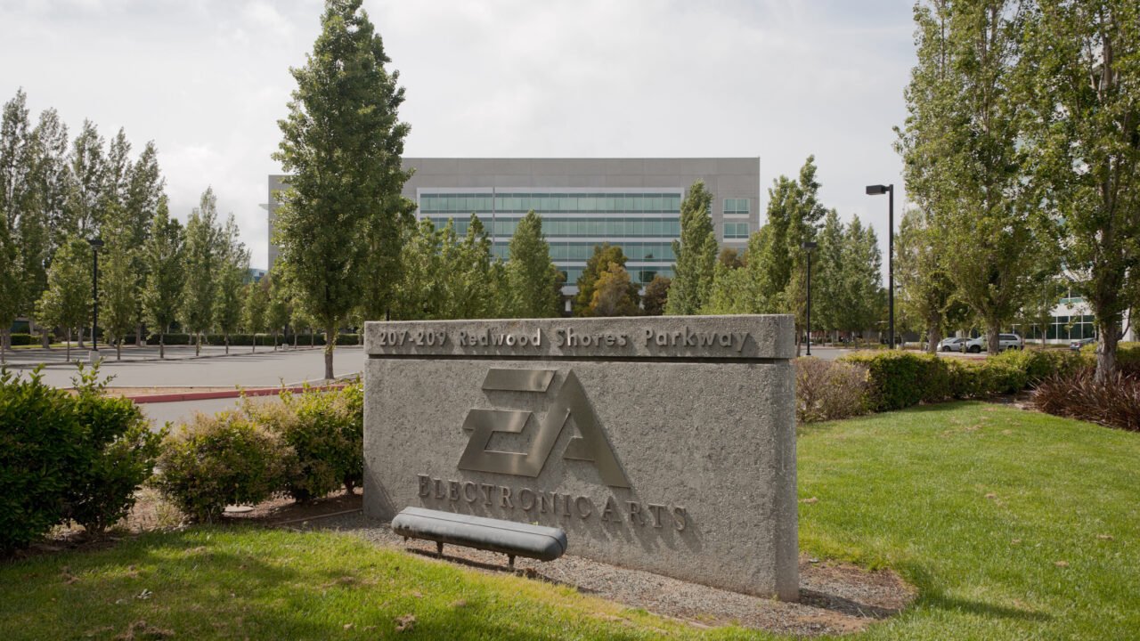 Табела на Electronic Arts пред офис сградата на компанията в Редууд Сити – EA затваря BioWare