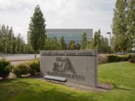 Табела на Electronic Arts пред офис сградата на компанията в Редууд Сити – EA затваря BioWare