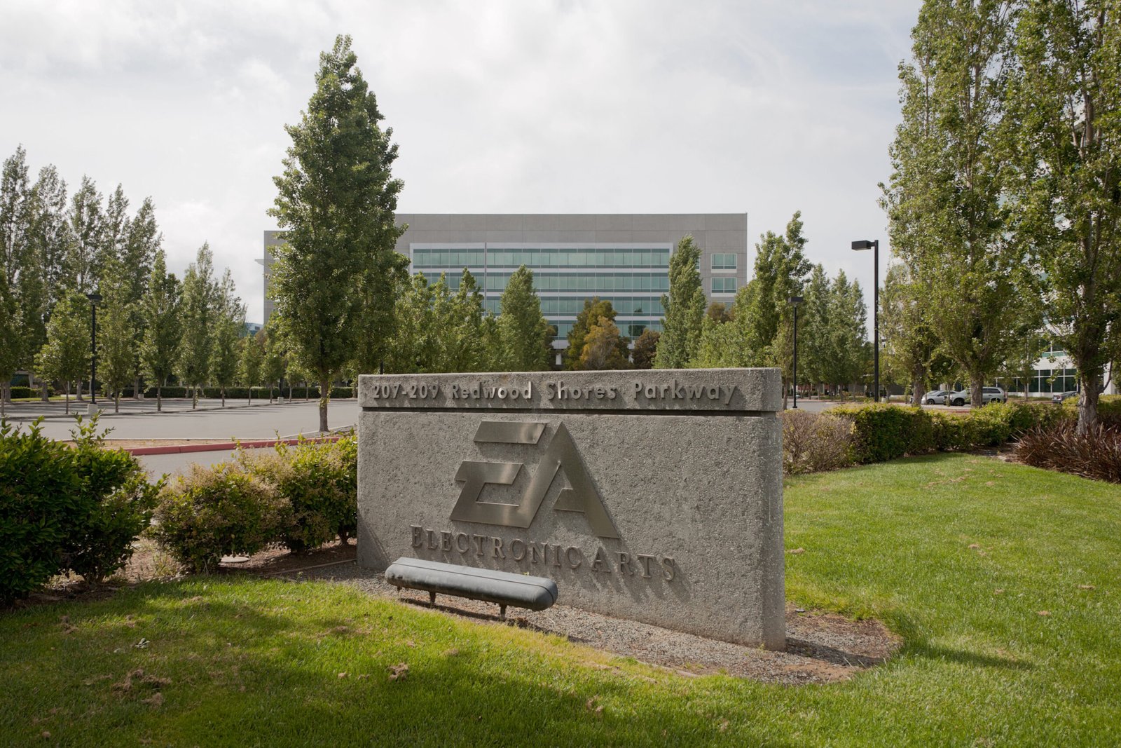 Табела на Electronic Arts пред офис сградата на компанията в Редууд Сити – EA затваря BioWare