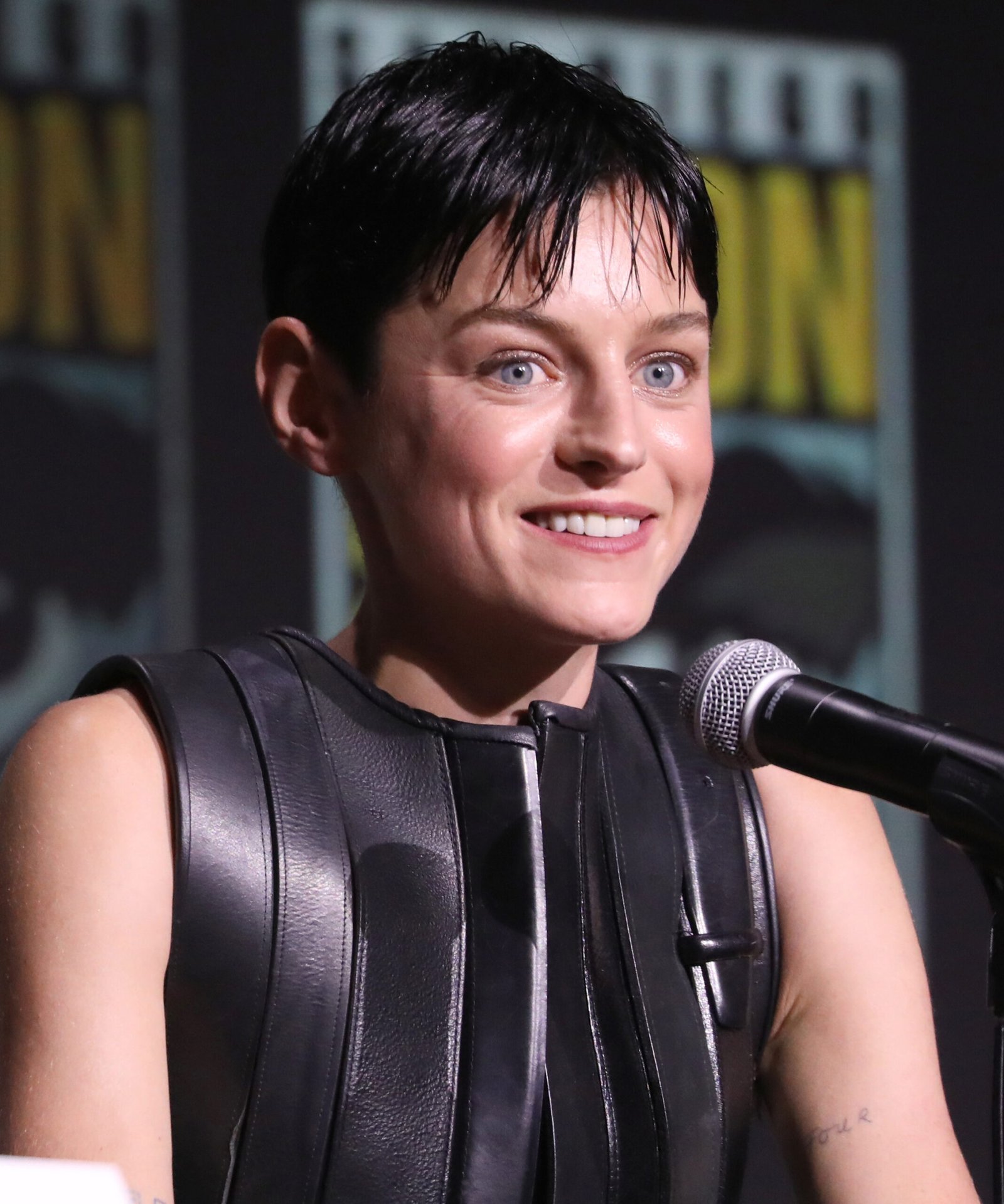 Ема Корин, която играе Елизабет Бенет в Pride and Prejudice на Netflix, на панел през 2024 г.