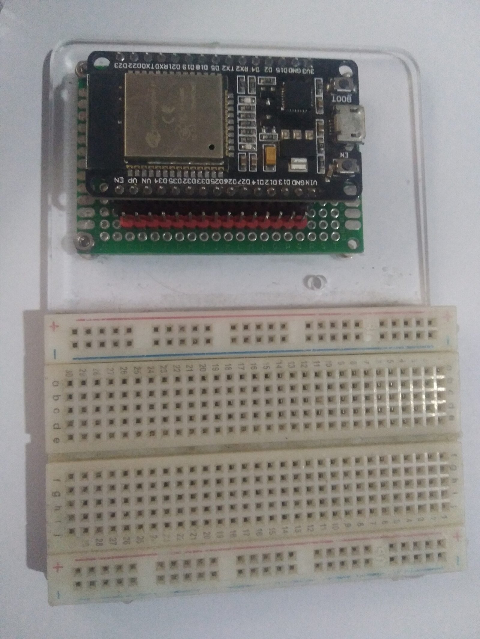 Платка ESP32 върху макетна платка за експерименти с ESPHome