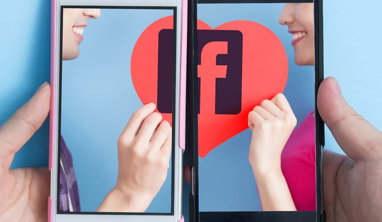Два смартфона с логото на Facebook и сърце между тях