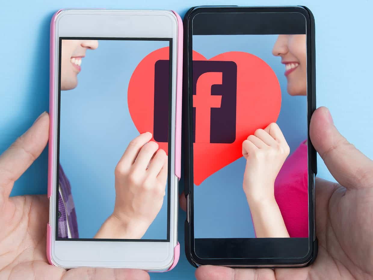 Два смартфона с логото на Facebook и сърце между тях