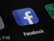 Иконата на приложението Facebook на екрана на смартфон – линковете във Facebook стават платена функция в Meta One