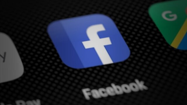 Иконата на приложението Facebook на екрана на смартфон – линковете във Facebook стават платена функция в Meta One