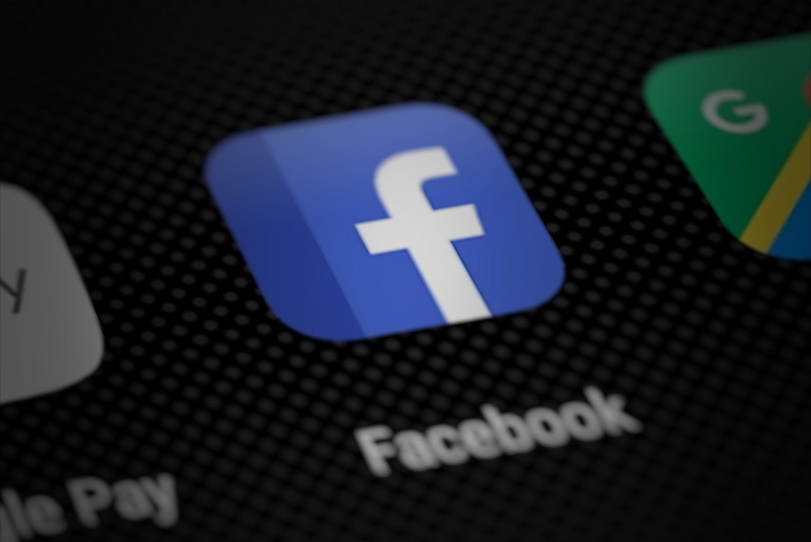 Иконата на приложението Facebook на екрана на смартфон – линковете във Facebook стават платена функция в Meta One