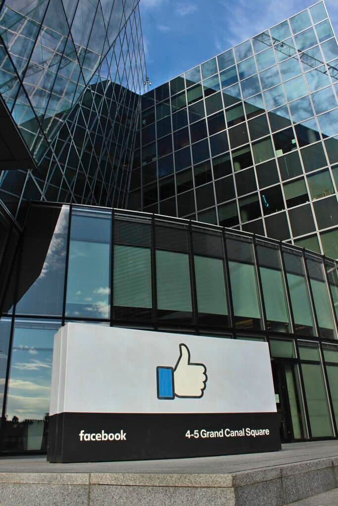 Входът на международната централа на Facebook в Дъблин, Ирландия